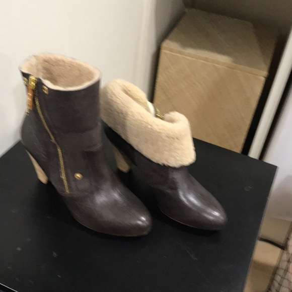 Shoes - Picture 5 of 9